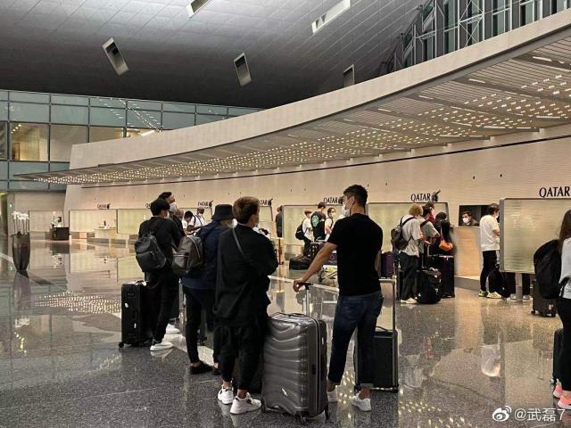 日本队集体返欧我们只有武磊一人 中日差距尽显！